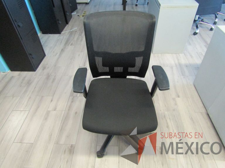 Lote 442 - 3 Sillas ejecutivas con ruedas, descansabrazos, respaldo en malla y asiento en tela color negro - Imagen 2