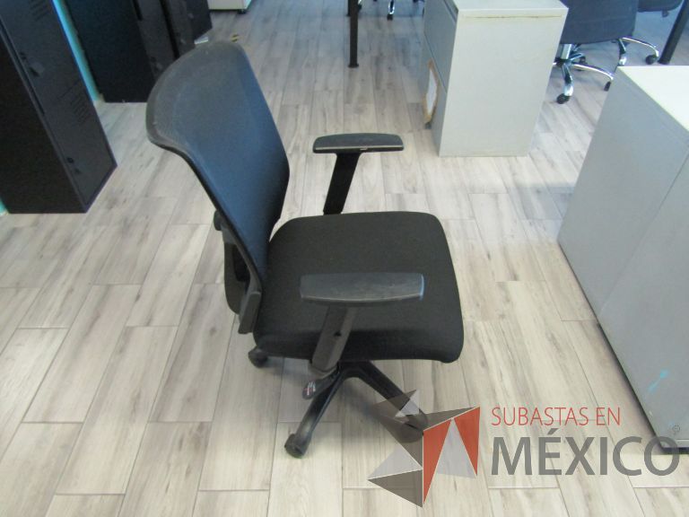 Lote 442 - 3 Sillas ejecutivas con ruedas, descansabrazos, respaldo en malla y asiento en tela color negro - Imagen 3