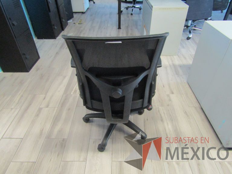 Lote 441 - 4 Sillas ejecutivas con ruedas, descansabrazos, respaldo en malla y asiento en tela color negro - Imagen 5
