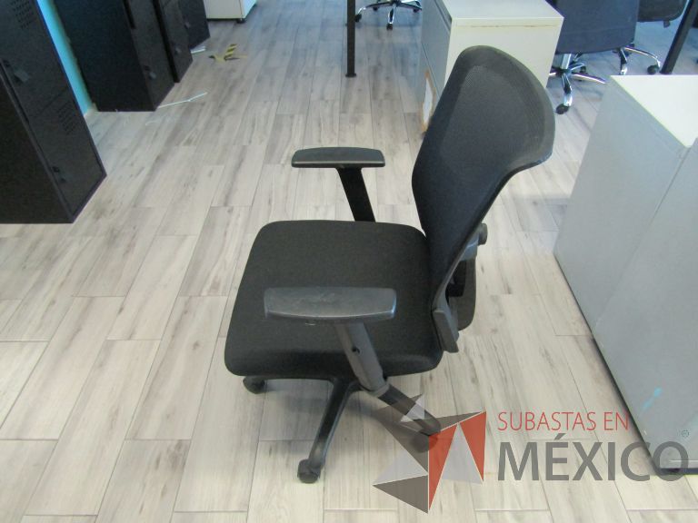 Lote 441 - 4 Sillas ejecutivas con ruedas, descansabrazos, respaldo en malla y asiento en tela color negro - Imagen 6