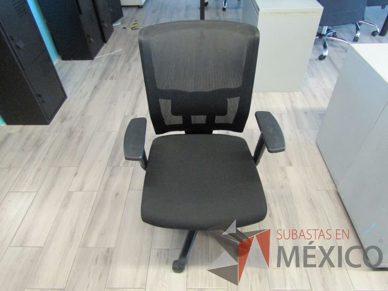 Lote 442 - 3 Sillas ejecutivas con ruedas, descansabrazos, respaldo en malla y asiento en tela color negro - Imagen 6