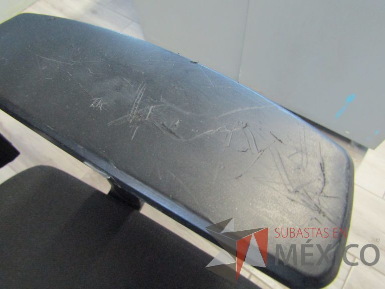 Lote 441 - 4 Sillas ejecutivas con ruedas, descansabrazos, respaldo en malla y asiento en tela color negro - Imagen 2