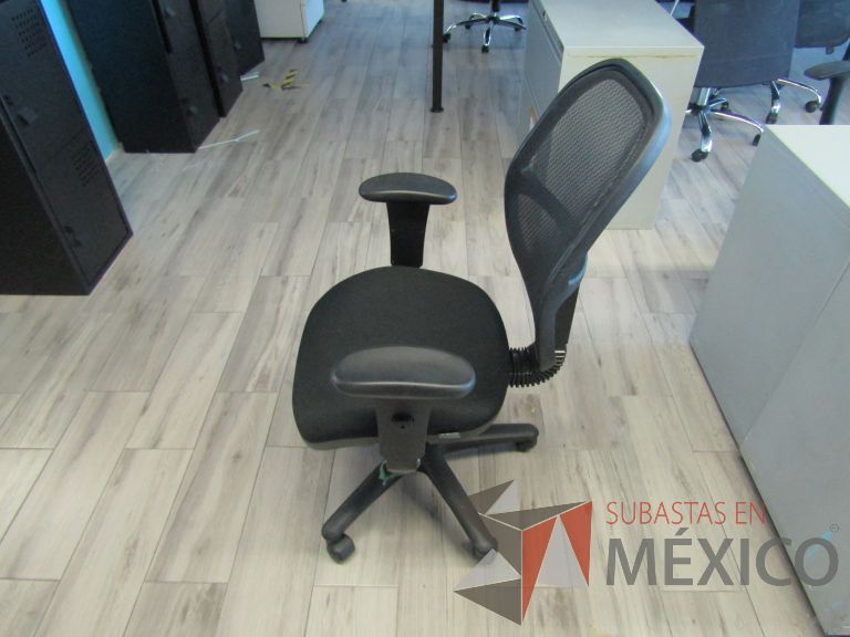 Lote 443 - 3 Sillas ejecutivas con ruedas, descansabrazos, respaldo en malla y asiento en tela color negro - Imagen 5