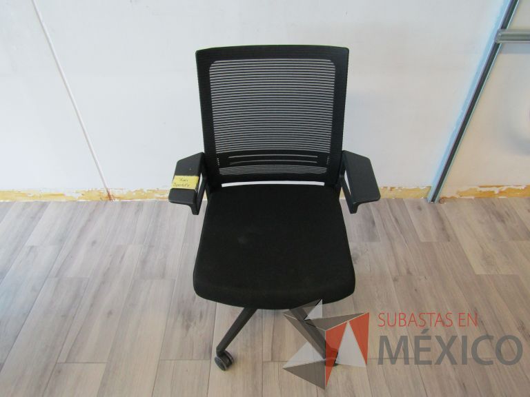 Lote 444 - 2 Sillas ejecutivas con ruedas, descansabrazos, respaldo en malla y asiento en tela color negro