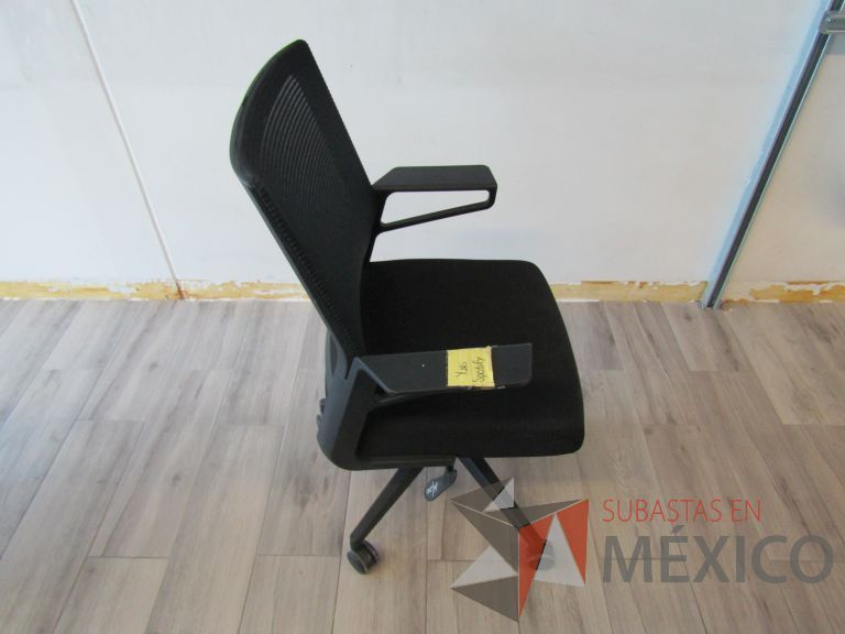 Lote 444 - 2 Sillas ejecutivas con ruedas, descansabrazos, respaldo en malla y asiento en tela color negro - Imagen 5