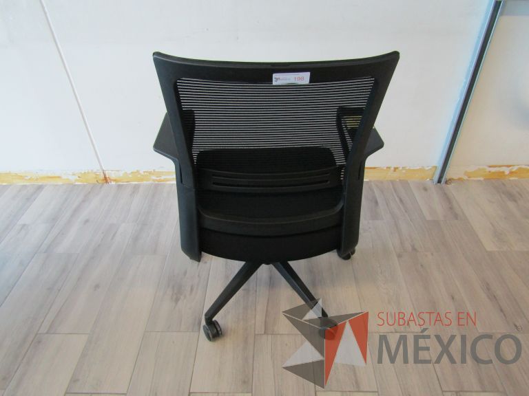 Lote 444 - 2 Sillas ejecutivas con ruedas, descansabrazos, respaldo en malla y asiento en tela color negro - Imagen 2