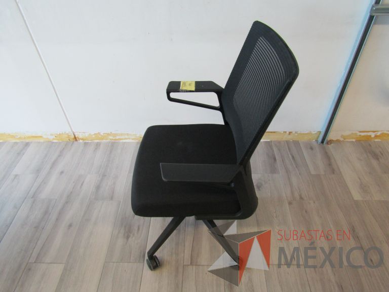 Lote 444 - 2 Sillas ejecutivas con ruedas, descansabrazos, respaldo en malla y asiento en tela color negro - Imagen 3