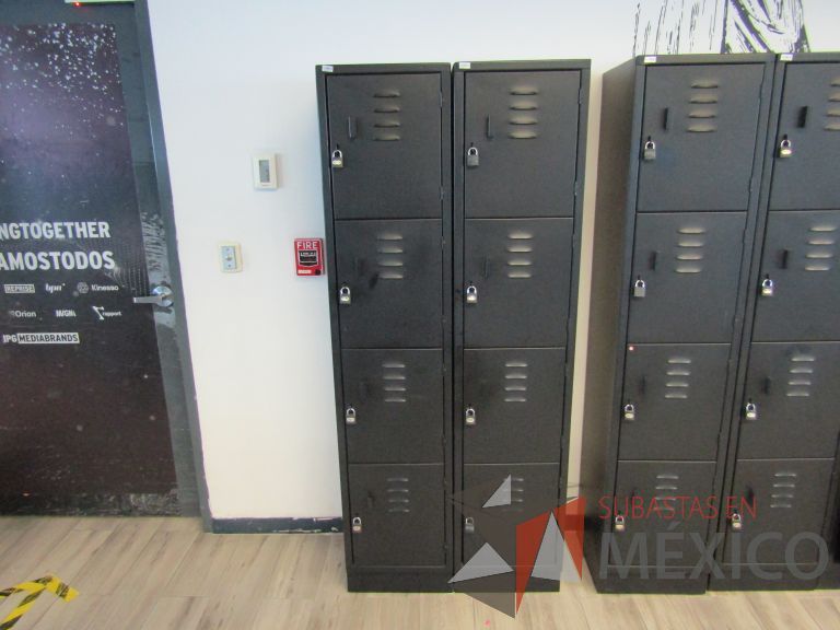 Lote 446 - 4 Lockers metálicos con 4 puertas - Imagen 2