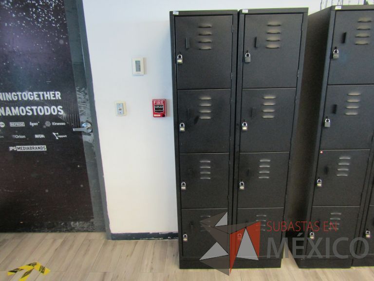 Lote 446 - 4 Lockers metálicos con 4 puertas - Imagen 3