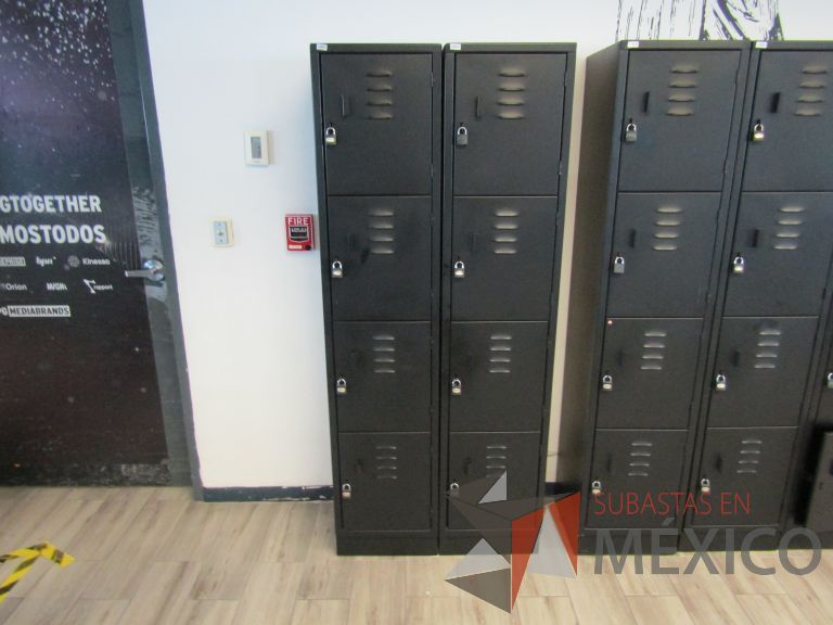 Lote 446 - 4 Lockers metálicos con 4 puertas