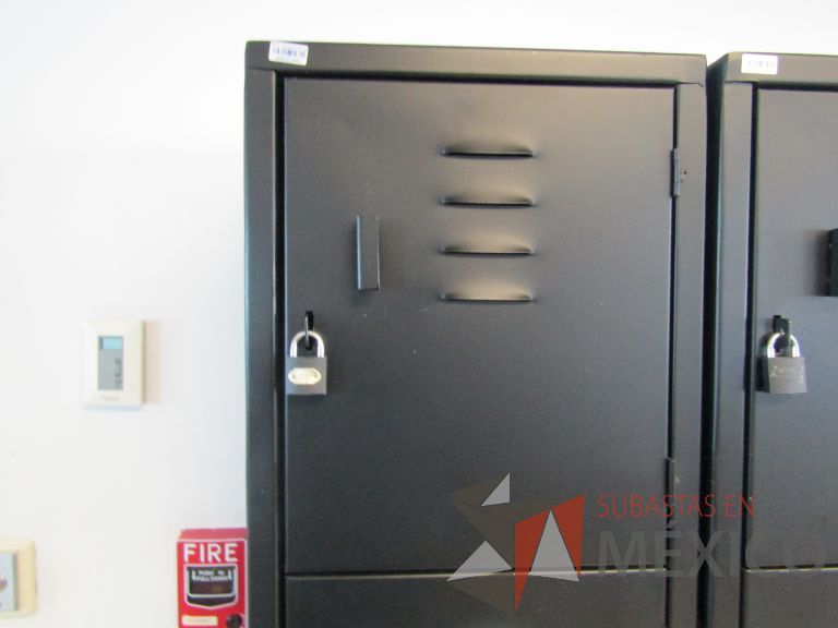 Lote 446 - 4 Lockers metálicos con 4 puertas - Imagen 6