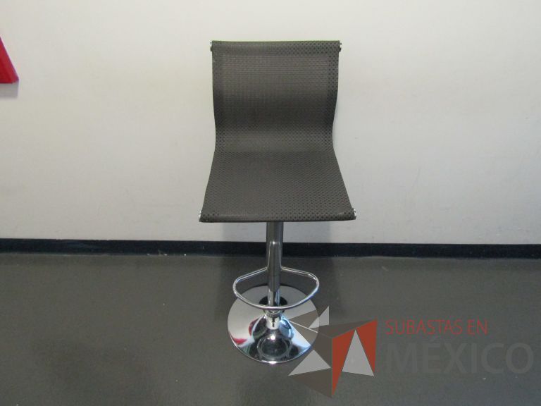 Lote 452 - 3 Sillas altas, descansapies, asiento y respaldo en malla color gris - Imagen 2