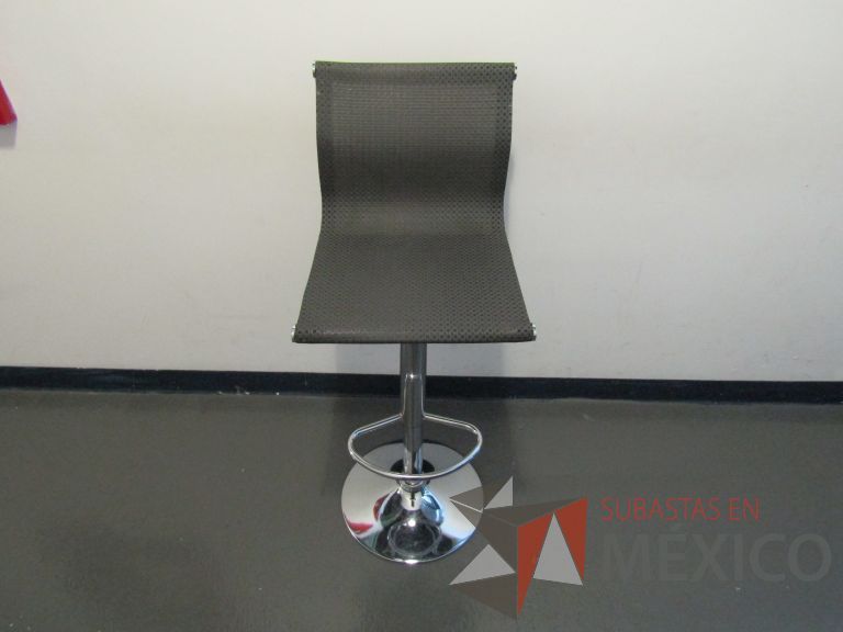Lote 452 - 3 Sillas altas, descansapies, asiento y respaldo en malla color gris