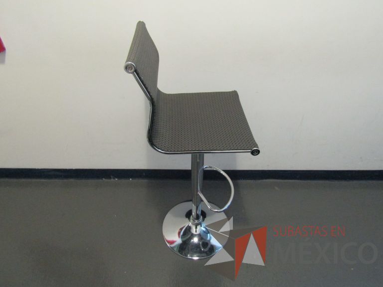 Lote 452 - 3 Sillas altas, descansapies, asiento y respaldo en malla color gris - Imagen 3