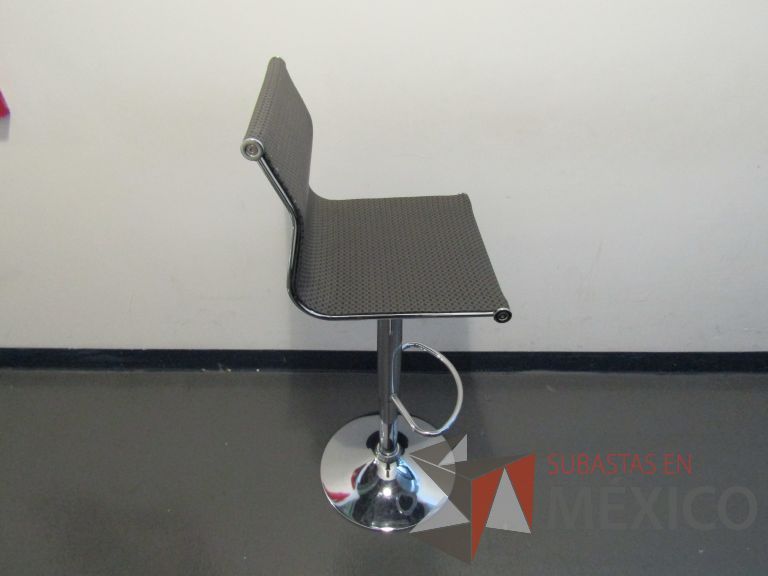 Lote 452 - 3 Sillas altas, descansapies, asiento y respaldo en malla color gris - Imagen 4
