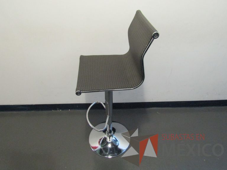 Lote 452 - 3 Sillas altas, descansapies, asiento y respaldo en malla color gris - Imagen 6