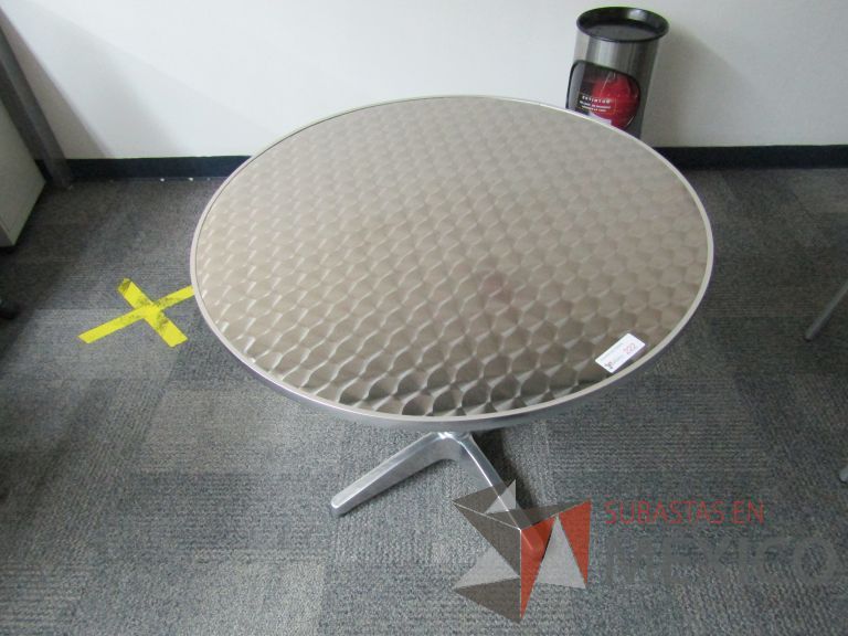 Lote 003 - Mesa circular con cubierta con forro de aluminio y portacubiertas en acero fundido en forma de "+" - Imagen 3
