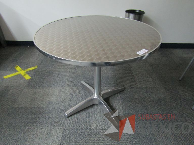 Lote 003 - Mesa circular con cubierta con forro de aluminio y portacubiertas en acero fundido en forma de "+"