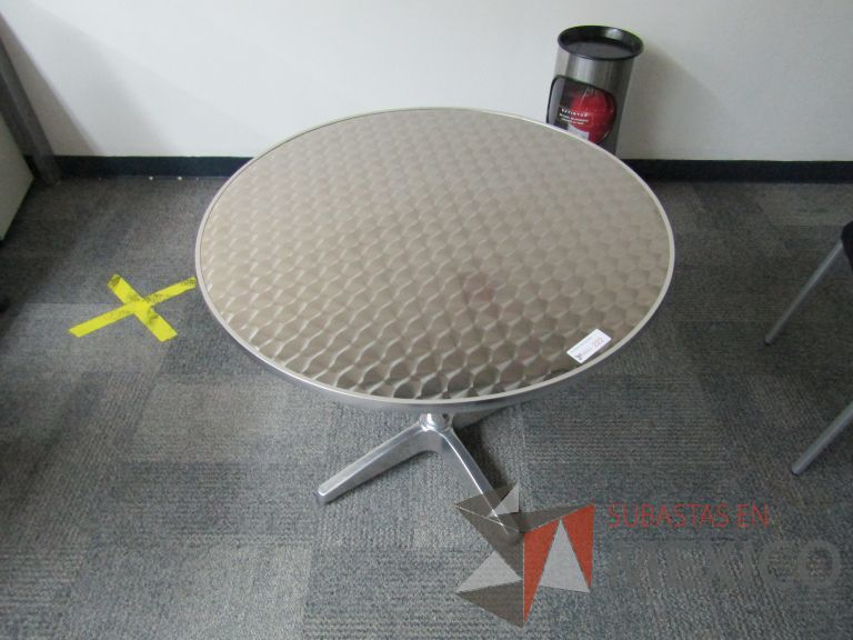 Lote 003 - Mesa circular con cubierta con forro de aluminio y portacubiertas en acero fundido en forma de "+" - Imagen 4