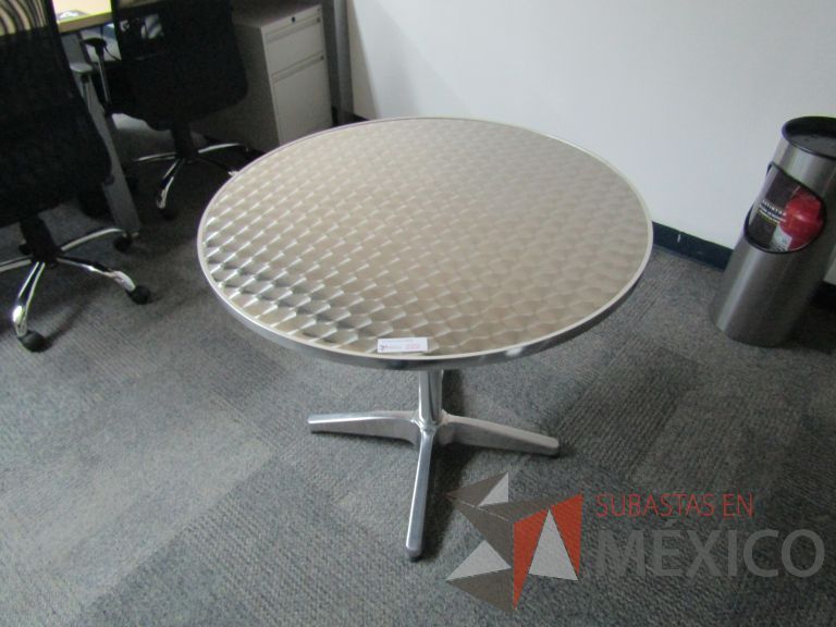 Lote 003 - Mesa circular con cubierta con forro de aluminio y portacubiertas en acero fundido en forma de "+" - Imagen 5