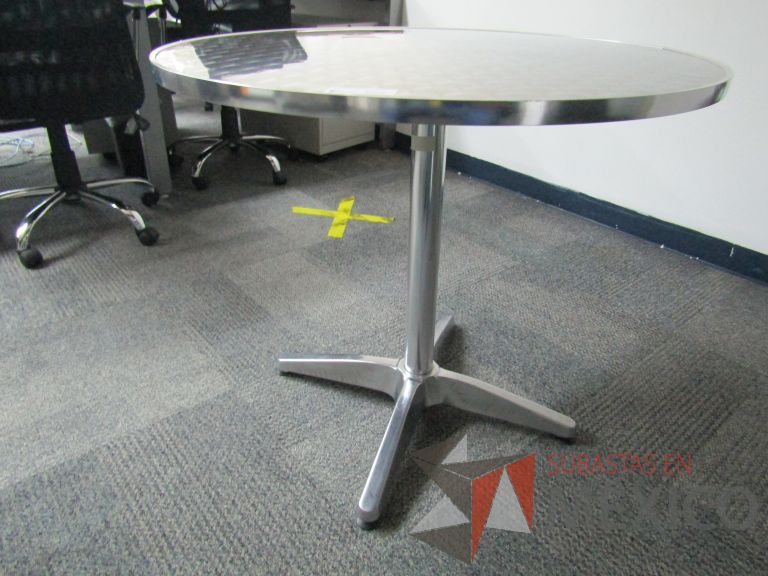 Lote 003 - Mesa circular con cubierta con forro de aluminio y portacubiertas en acero fundido en forma de "+" - Imagen 6