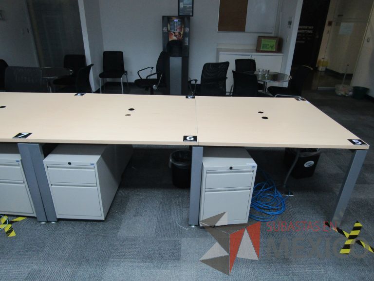 Lote 118 - Mesa de trabajo, estructura metálica y cubierta color madera con orificios para cable - Imagen 2