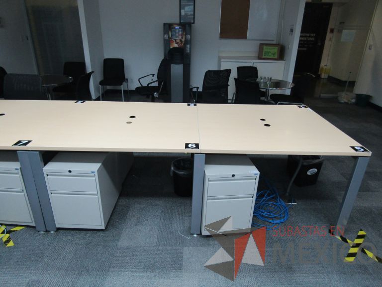 Lote 456 - Mesa de trabajo, estructura metálica y cubierta color madera con orificios para cable - Imagen 3