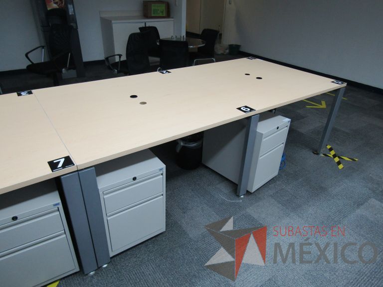 Lote 456 - Mesa de trabajo, estructura metálica y cubierta color madera con orificios para cable - Imagen 4