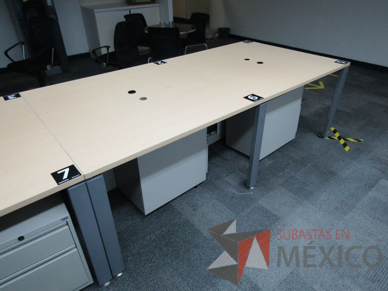 Lote 118 - Mesa de trabajo, estructura metálica y cubierta color madera con orificios para cable - Imagen 5