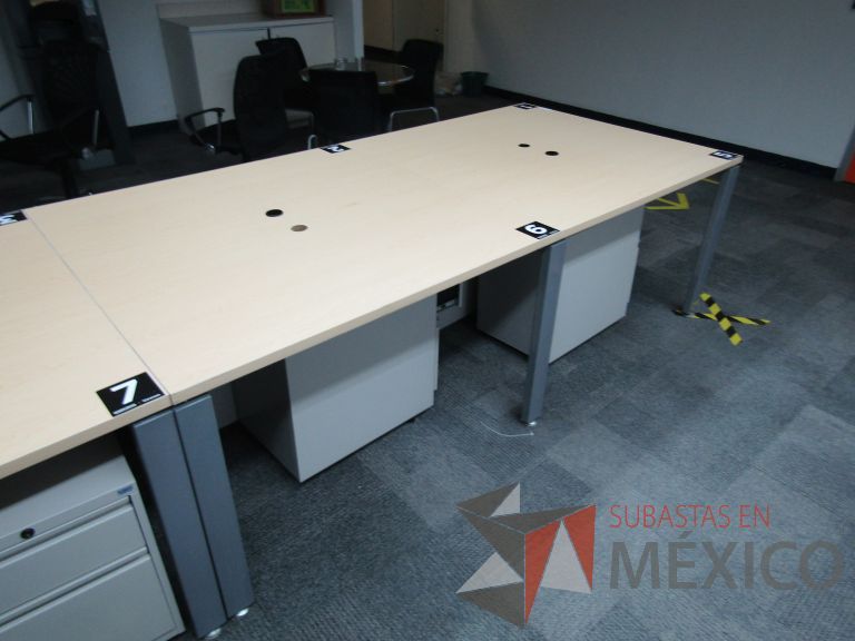 Lote 456 - Mesa de trabajo, estructura metálica y cubierta color madera con orificios para cable - Imagen 5