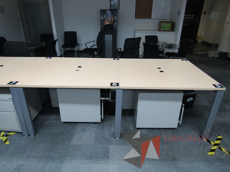 Lote 456 - Mesa de trabajo, estructura metálica y cubierta color madera con orificios para cable - Imagen 6