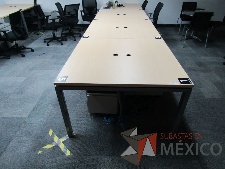 Lote 118 - Mesa de trabajo, estructura metálica y cubierta color madera con orificios para cable - Imagen 8