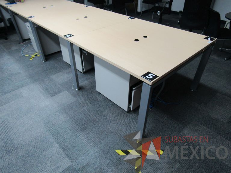 Lote 118 - Mesa de trabajo, estructura metálica y cubierta color madera con orificios para cable - Imagen 9