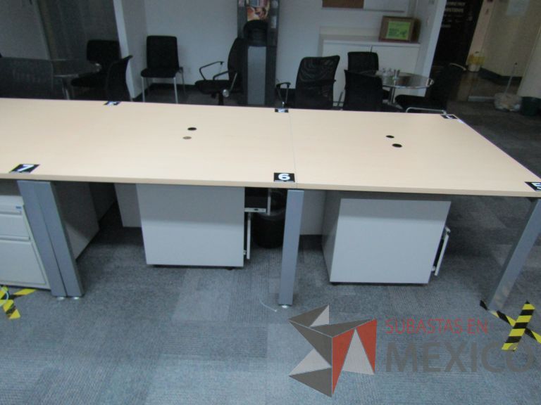 Lote 118 - Mesa de trabajo, estructura metálica y cubierta color madera con orificios para cable