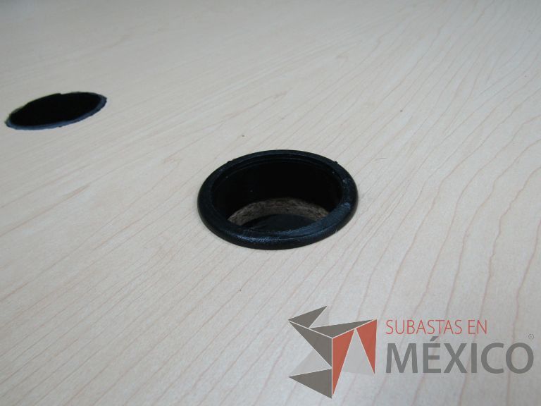 Lote 118 - Mesa de trabajo, estructura metálica y cubierta color madera con orificios para cable - Imagen 11
