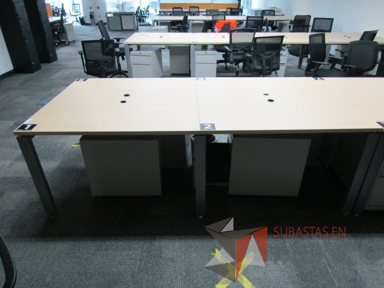Lote 118 - Mesa de trabajo, estructura metálica y cubierta color madera con orificios para cable - Imagen 12