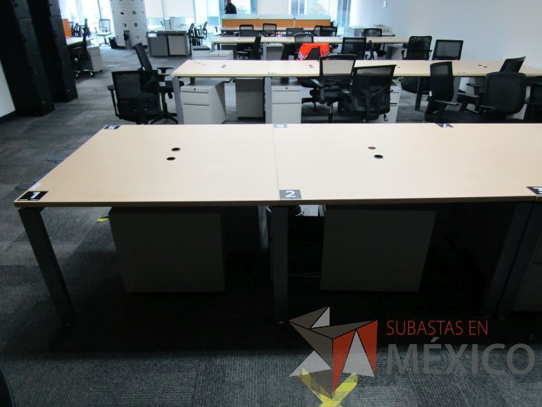 Lote 118 - Mesa de trabajo, estructura metálica y cubierta color madera con orificios para cable - Imagen 13