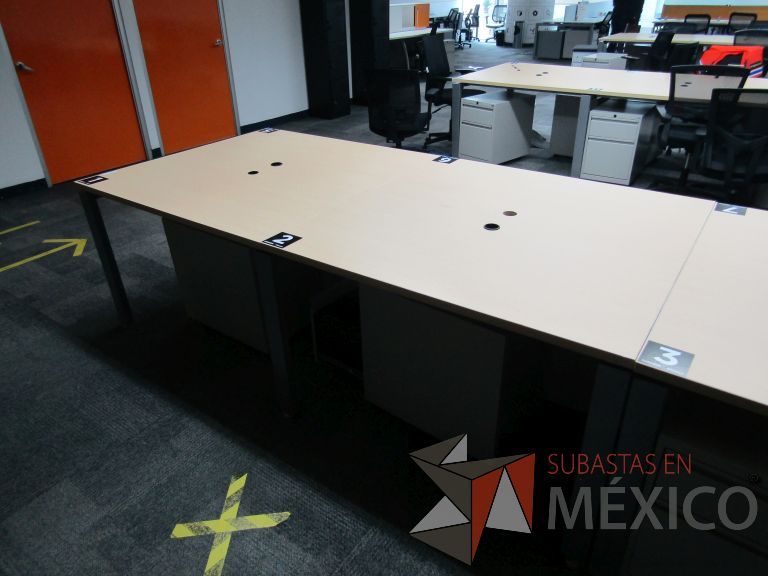 Lote 456 - Mesa de trabajo, estructura metálica y cubierta color madera con orificios para cable - Imagen 14
