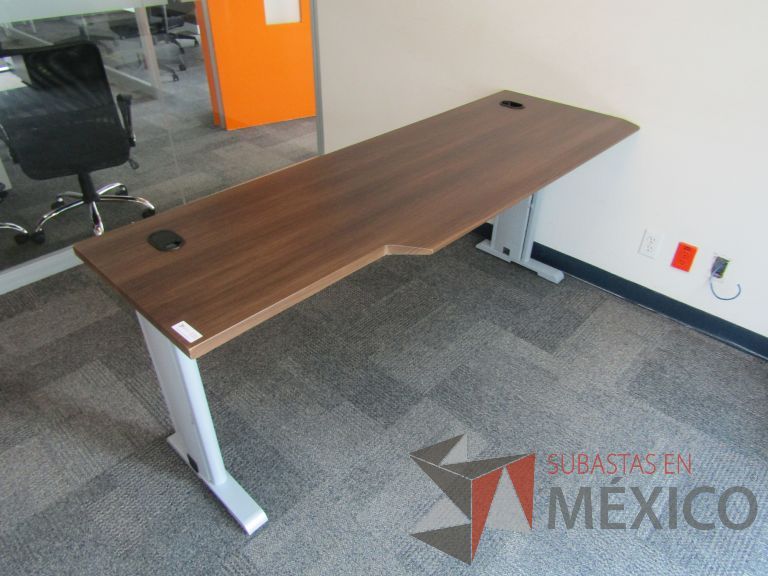 Lote 289 - Escritorio patas metálicas y cubierta color madera con orificios para cable - Imagen 2