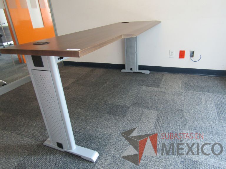 Lote 289 - Escritorio patas metálicas y cubierta color madera con orificios para cable - Imagen 4