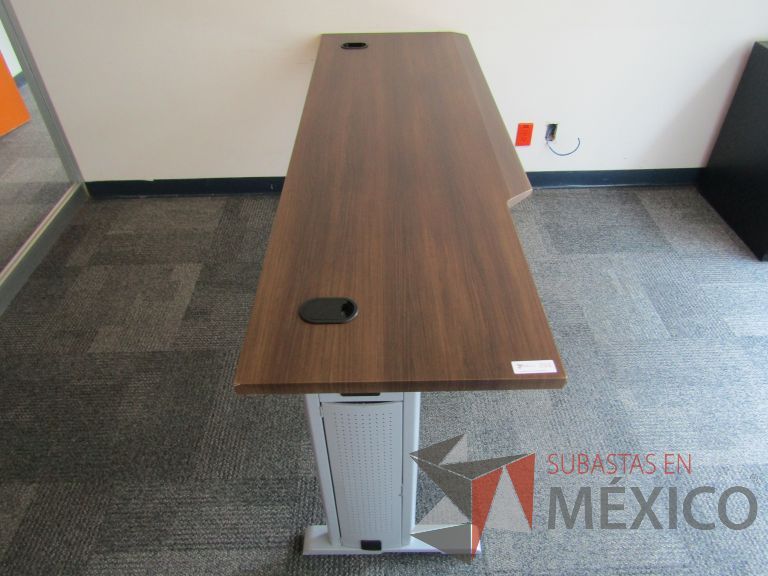 Lote 289 - Escritorio patas metálicas y cubierta color madera con orificios para cable - Imagen 5
