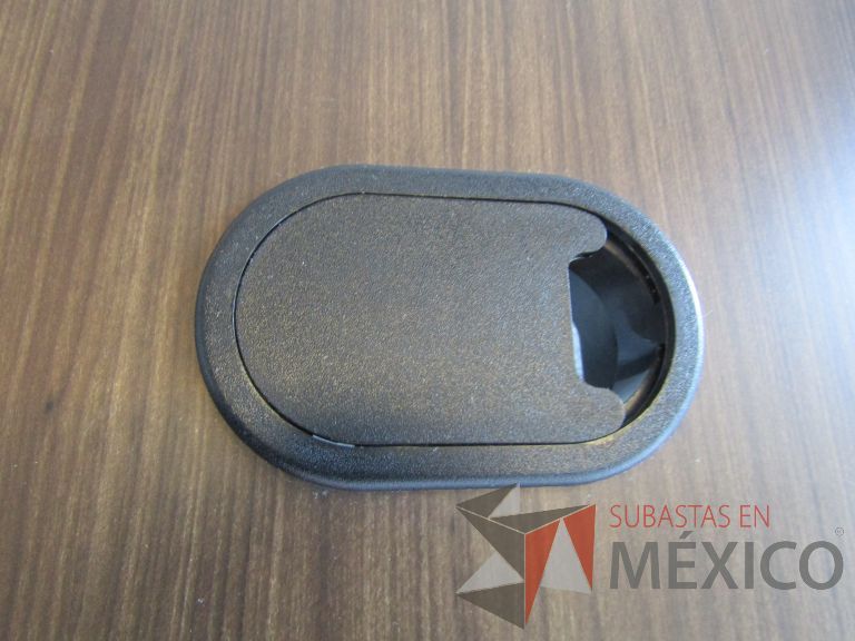 Lote 289 - Escritorio patas metálicas y cubierta color madera con orificios para cable - Imagen 7