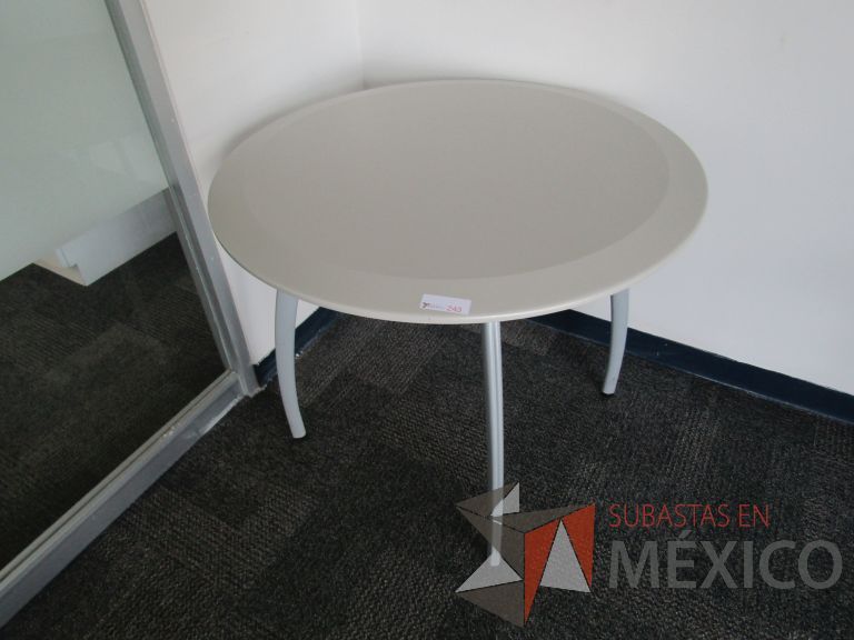 Lote 117 - Mesa circular, patas metálicas y cubierta color beige - Imagen 3