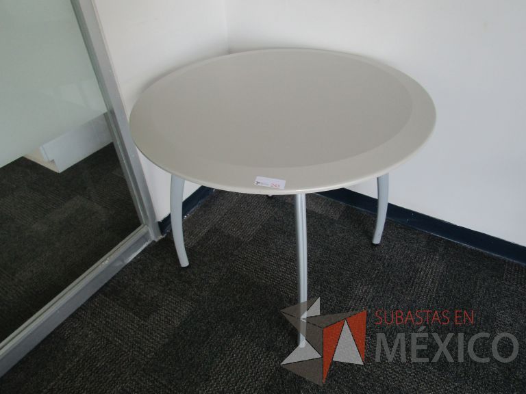 Lote 117 - Mesa circular, patas metálicas y cubierta color beige