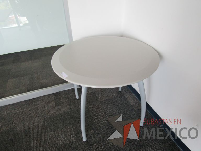 Lote 117 - Mesa circular, patas metálicas y cubierta color beige - Imagen 4
