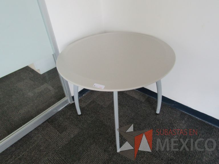Lote 117 - Mesa circular, patas metálicas y cubierta color beige - Imagen 2