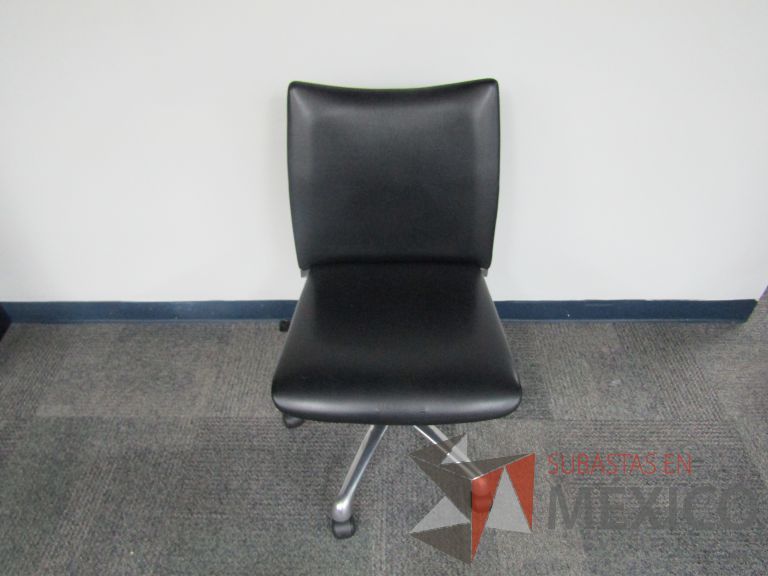 Lote 006 - 2 Sillas ejecutivas con ruedas, asiento y respaldo en piel color negro
