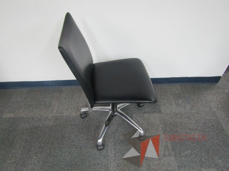 Lote 006 - 2 Sillas ejecutivas con ruedas, asiento y respaldo en piel color negro - Imagen 3