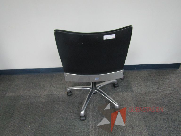 Lote 006 - 2 Sillas ejecutivas con ruedas, asiento y respaldo en piel color negro - Imagen 4
