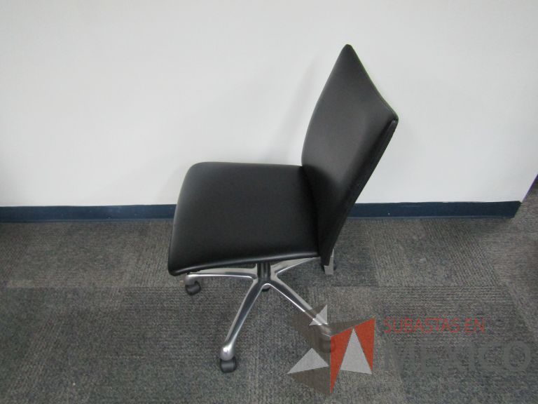 Lote 006 - 2 Sillas ejecutivas con ruedas, asiento y respaldo en piel color negro - Imagen 5